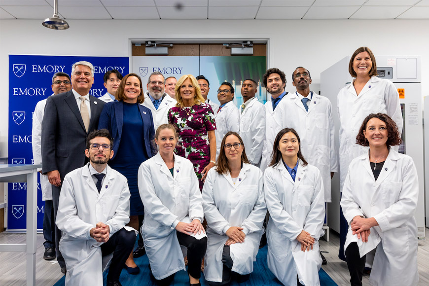 First Lady Biden and President Fenves with Santangelo Lab researchers